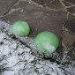 Ist das Wasser gefroren, schneide den Luftballon auf und heraus kommt ein großes Drachenei. Damit kannst du deine Schneeburg schmücken oder es als Winterdeko auf die Terrasse legen. 