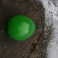 Verknote den Luftballon und lege ihn nach Draußen in die Kälte. Bei starken Minusgraden (-7 Grad und mehr) gefriert das Wasser über Nacht.