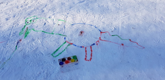 Wasserfarben auf Schnee